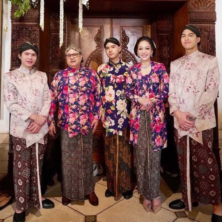 <p>Al Ghazali telah resmi menikah dengan Alyssa Daguise pada Senin, 16 Juni 2025. Dalam rangkaian prosesi pernikahan, penampilan ibunda Al Ghazali, yakni Maia Estianty, mencuri perhatian publik. (Foto: Instagram @maiaestiantyreal)</p>