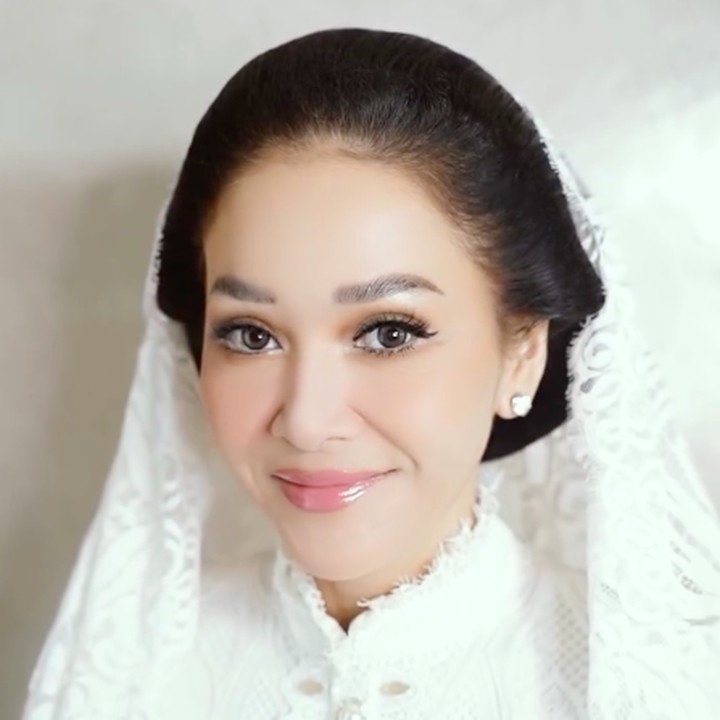 <p>Maia juga tampil anggun dengan riasan <em>flawless</em> yang dibuat oleh <em>makeup artist</em> ternama Bumiauw. Maia menata rambutnya dengan sanggul khas Jawa yang ditutupi sebagian oleh kerudiung putih. (Foto: Instagram @maiaestiantyreal)</p>