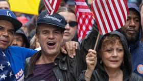 FOTO: Mark Ruffalo Turun ke Jalan Ikut Protes Trump di No Kings