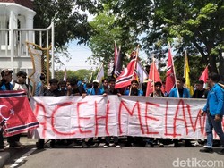 Massa di Aceh Demo Bawa Bendera Bulan Bintang, Tolak 4 Pulau Masuk Sumut