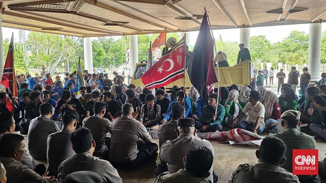 Ratusan massa di Aceh mengibarkan bendera Bulan Bintang mendesak pemerintah cabut keputusan soal 4 pulau yang dialihkan ke Sumut.