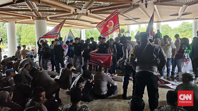 Polisi Respons Pengibaran Bendera Bulan Bintang di Banda Aceh Massa Gerakan Aceh Melawan mengibarkan bendera bulan bintang di Kantor Gubernur Aceh. Polisi memilih tindakan persuasif untuk menjaga situasi tetap kondusif.