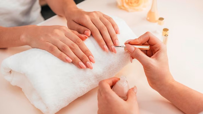 Nail Art Tiap Minggu? Yuk Kenali Efeknya ke Kuku Kamu!
