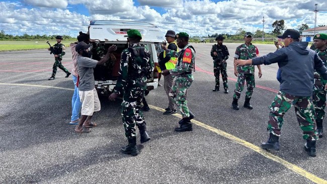 Seorang prajurit TNI dari Satgas Yonif 410/Alugoro tewas terkena serangan OPM di Distrik Moskona Utara, Teluk Bintuni, Papua Barat, Sabtu (11/10).