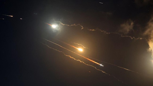 Iran meluncurkan serangan rudal ke pangkalan militer AS di Qatar dan Irak pada Senin (23/6), waktu setempat.