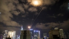 Israel-Iran Saling Serang Pasokan Listrik, Picu Pemadaman di 2 Negara
