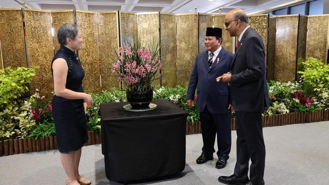 Nama Ibu Prabowo Dora Sigar Diabadikan Jadi Nama Anggrek di Singapura Prabowo memberikan nama anggrek 'Paraphalante Dora Sigar Soemitro' saat kunjungan di Singapura, Senin (16/6). Dora Sigar adalah nama mendiang ibunda Prabowo.
