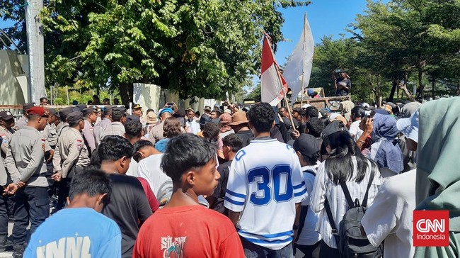 Ratusan Warga Eks Timtim Demo di Kantor Gubernur NTT Ratusan warga eks Timor-Timur di Kupang tuntut hak atas lahan yang telah mereka tempati selama 27 tahun. Mereka menolak bantuan rumah tanpa fasilitas memadai.