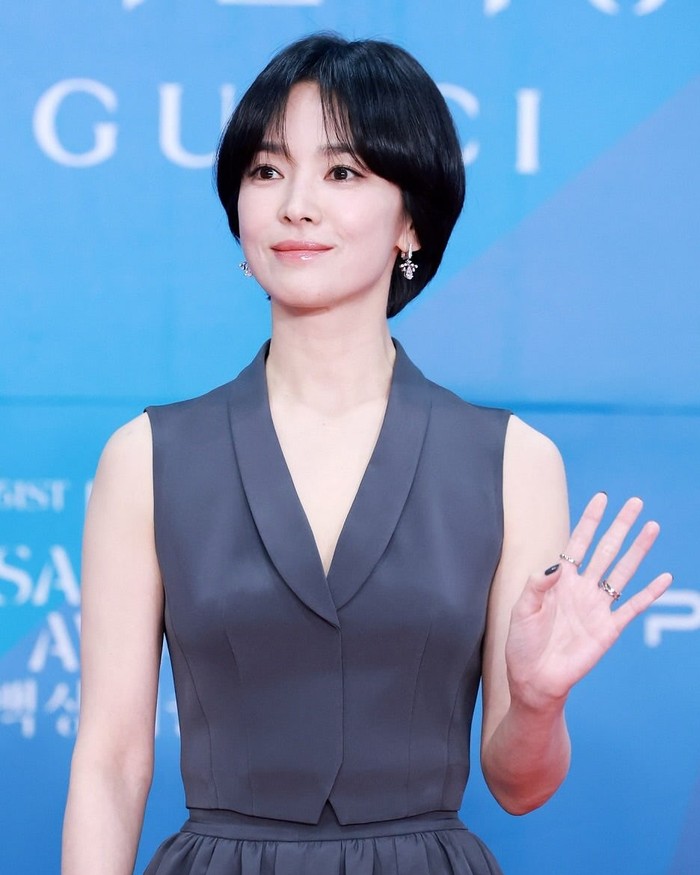 Sejak Januari lalu, Song Hye Kyo sukses membuat publik terkejut sekaligus terpukau dengan gaya rambut pixie cut dan detail curtain bangs. Potongan ini menjadikannya tampak makin awet muda dan elegan./ Foto: instagram.com/kyo1122