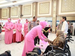 Senangnya para Difabel Dapat Alat Bantu hingga Sembako dari Polda Jatim
