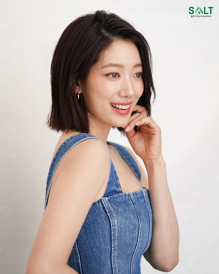 Setelah sekian lama, Park Shin Hye akhirnya kembali memotong rambut panjangnya menjadi bob yang semakin memancarkan kesan awet muda di usianya yang menginjak 35 tahun./ Foto: instagram.com/salt_ent