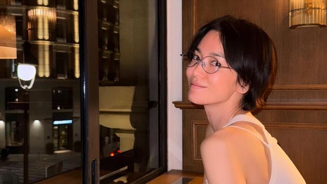 Gaya Song Hye Kyo Pamer Perhiasan Mewah di Spanyol dengan Pose Berkelas