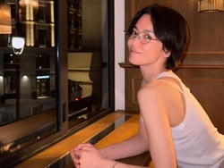 Gaya Song Hye Kyo Pamer Perhiasan Mewah di Spanyol dengan Pose Berkelas