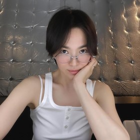 Pancarkan Kecantikan Natural, Intip 5 Potret Song Hye Kyo Saat Berada di Spanyol!