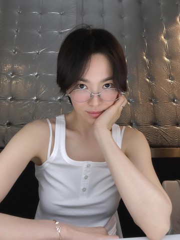 Pancarkan Kecantikan Natural, Intip 5 Potret Song Hye Kyo Saat Berada di Spanyol!