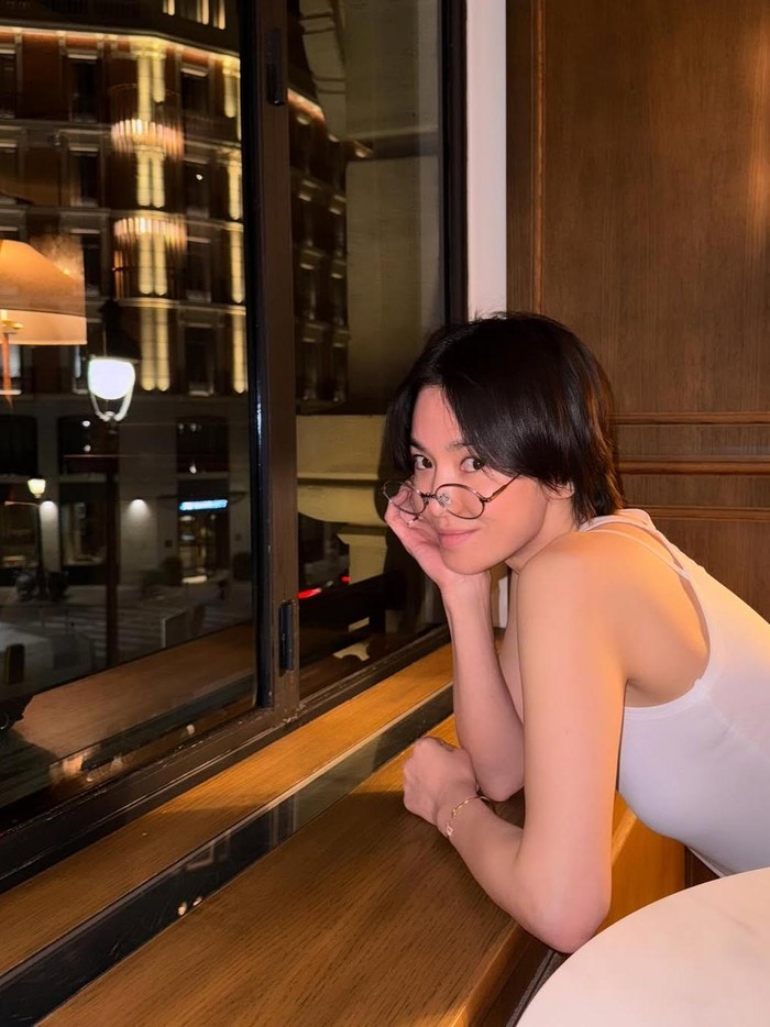 Dengan gaya rambut pendek, kacamata, serta casual outfit, Song Hye Kyo terlihat fresh dan awet muda./ Foto: instagram.com/kyo1122