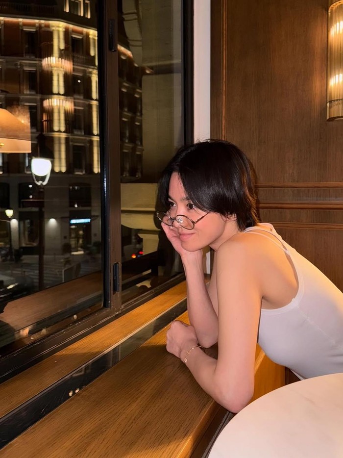 Aktris berusia 43 tahun tersebut tampil dengan kecantikan natural dan minimal makeup, bahkan nyaris terlihat tanpa menggunakan makeup sama sekali, Beauties./ Foto: instagram.com/kyo1122