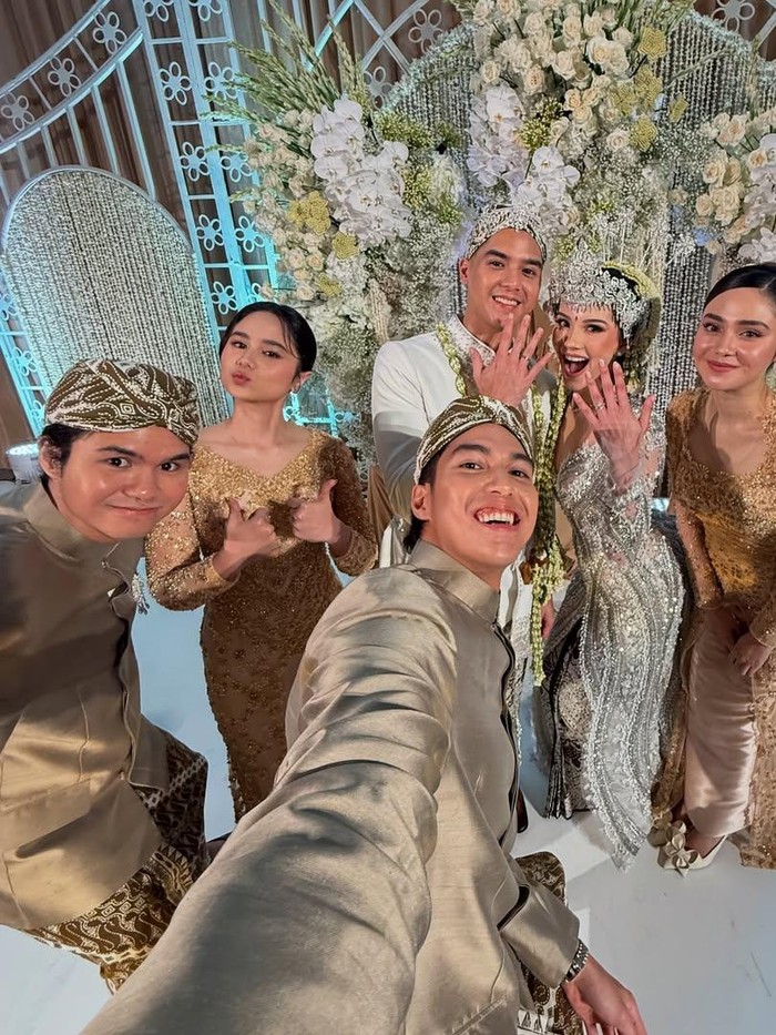 Syifa Hadju tampil anggun dalam kebaya panjang berpayet warna gold, dipadu bawahan polos senada. (Syifa/Foto: instagram.com/elelrumi)