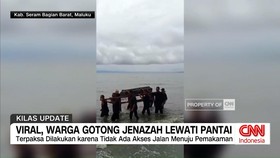 VIDEO: Viral! Warga Gotong Jenazah Lewati Pantai di Maluku