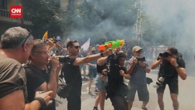 VIDEO: Riuh Protes Barcelona Overtourism, Sasar Pemilik Hotel