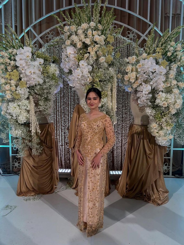 Tissa juga tampil tak kalah memesona dalam kebaya panjang berpayet yang elegan, dipadukan dengan kain polos senada. (Tissa/Foto: instagram.com/tissabiani)