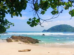 Pesona Pantai Karang Berpasir Putih Wediombo Gunungkidul