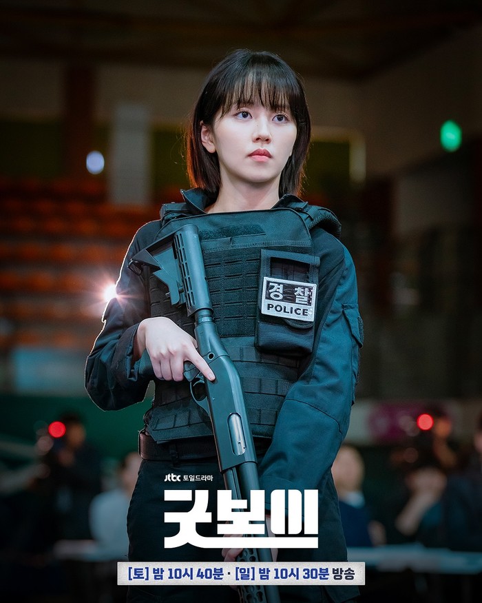 Untuk kesekian kalinya, Kim So Hyun kembali tampil dengan rambut classic bob dan berponi yang menjadi ciri khasnya demi kebutuhan karakter di drama Good Boy. Mantan aktris cilik ini terlihat lebih fresh dan elegan./ Foto: instagram.com/jtbcdrama