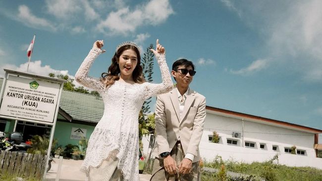 Yono Bakrie Ungkap Alasan Nikahi Vini Caroline Hanya di KUA Tanpa Resepsi