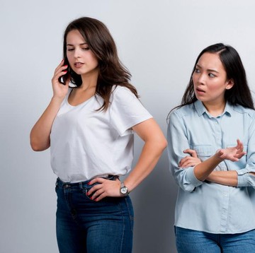 5 Ciri Teman yang Kompetitif, Teman Sejati atau Saingan Diam-Diam?
