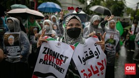 FOTO: Aksi Warga Indonesia Bela Palestina di Depan Kedubes Mesir