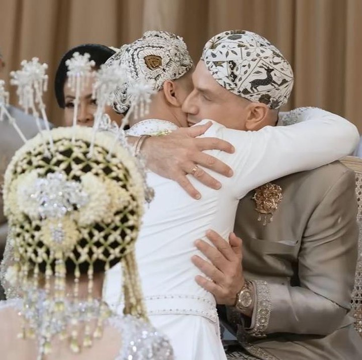 <p>Setelah mengucapkan janji suci, Al Ghazali dan Alyssa melakukan sungkem ke kedua orang tua masing-masing. Dalam satu momen spesial, Al Ghazali terlihat dipeluk oleh ayah mertuanya Richard Daguise. Ayah dari Alyssa yang berdarah Prancis ini tampak begitu bahagia saat memeluk sang menantu. (Foto: YouTube The ALs)</p>