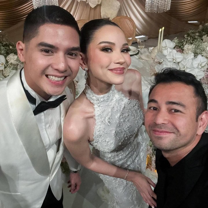 <p>Tamu undangan yang juga hadir adalah Raffi Ahmad. Ayah tiga anak ini juga membagikan potretnya bersama kedua mempelai. "<em>Everlasting Love</em>," tulis Raffi. Dalam acara<em> intimate wedding dinner</em> ini, Al Ghazali mengenakan tuksedo putih dengan celana hitam. Sementara itu, Alyssa tampak memakai gaun putih<em> off shoulder</em>. (Foto: Instagram @raffinagita1717)</p>