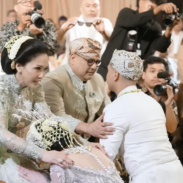 <p>Al Ghazali dan Alyssa juga melakukan sungkem dengan Maia Estianty dan ayah sambung Al, Irwan Mussry. Maia terlihat memeluk dan menepuk pundak Alyssa saat sang menantu bersimpuh sambil mencium tangannya. Di samping keduanya, Al Ghazali tampak memeluk ayah sambungnya. (Foto: YouTube The ALs)</p>