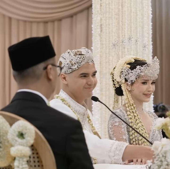 <p>Akad nikah berlangsung lancar. Al Ghazali mengucapkan dengan lantang ijab kabul di hadapan penghulu, wali nikah, dan saksi nikah. "<em>Alhamdulillah</em> lancar semua. Aku juga pas ijab kabul tenang, lancar, tegas. Aku tadinya <em>nervous</em> takut belibet atau gimana, tapi <em>alhamdulillah</em> lancar untuk ijab kabul," kata Al Ghazali. Putra pertama Maia Estianty ini sempat terlihat meneteskan air mata haru usai mengucapkan ijab kabul. (Foto: YouTube The ALs)</p>