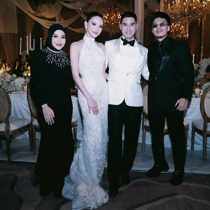 <p>Pada malam hari, Al Ghazali dan Alyssa mengadakan resepsi pernikahan dengan konsep <em>intimate wedding dinner.</em> Acara ini dihadiri oleh banyak teman-teman artis keduanya. Salah satu yang datang adalah pasangan Aurel Hermansyah dan Atta Halilintar. Keduanya mengunggah foto bersama Al Ghazali dan Alyssa. "Selamat menikah. Semoga rumah tanggamu menjadi sumber berkah, <em>sakinah, mawadah, warahmah</em>," tulis Atta dalam unggahan ini. (Foto: Instagram @attahalilintar)</p>