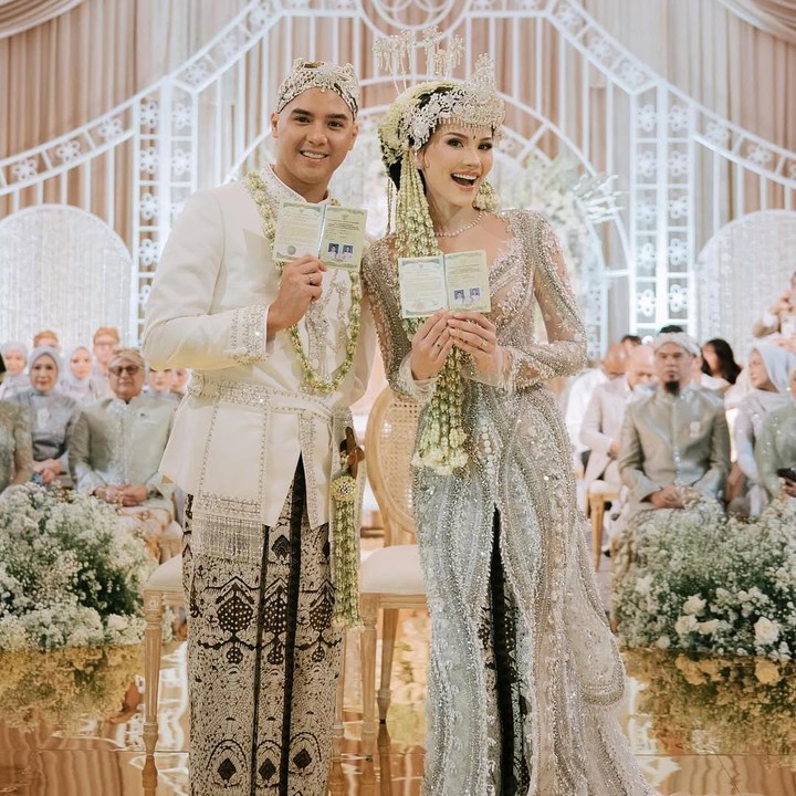 <p>Al Ghazali dan Alyssa melangsungkan akad nikah dalam balutan baju adat Sunda. Alyssa tampil cantik mengenakan kebaya pengantin Sunda karya desainer ternama Tex Saverio. Sementara itu, Al Ghazali terlihat tampan memakai beskap Sunda lengkap rancangan Agus Lim dan Penny Arie R. (Foto: Instagram @alyssadaguise)</p>