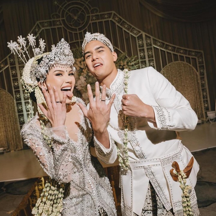 <p>Al Ghazali telah resmi menikah dengan Alyssa Daguise pada Senin (16/6/25). Proses pernikahan dimulai dari acara akad nikah yang diadakan pada pagi hari menjelang siang di hotel The St. Regis di kawasan Jakarta Selatan, Bunda. (Foto: Instagram @alyssadaguise)</p>