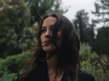 Alanis Morisette Ungkap Tak Mau Buang Bra Menyusuinya, Alasannya Bikin Haru