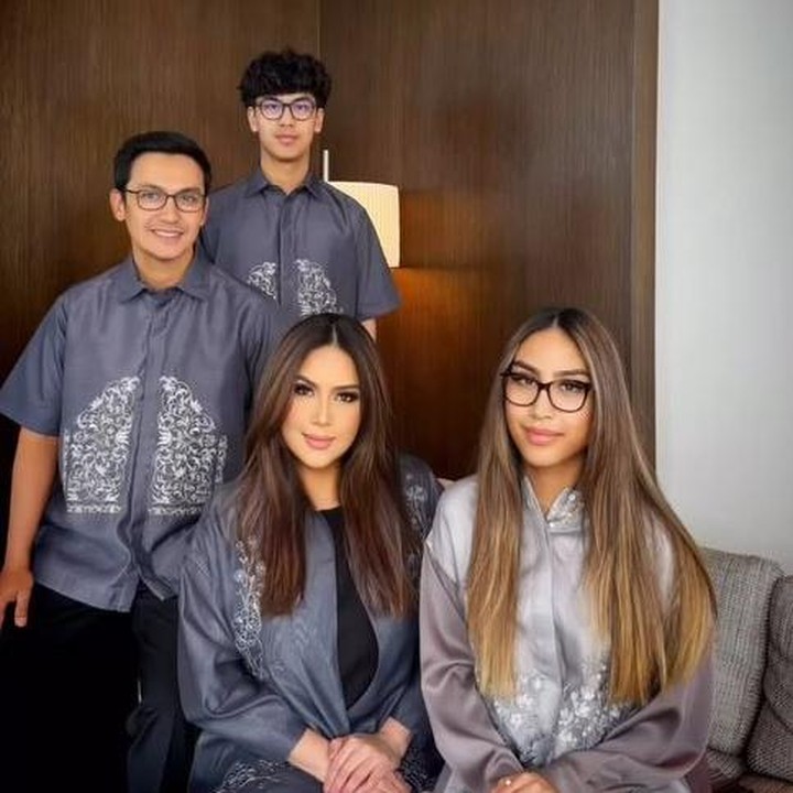 <p>Kedua anak aktor Gunawan Surajat, Ghaniya Khayra Shakilla Naja dan Adhna Khayru Akyela Hardikusumo, saat ini diketahui sedang menempuh pendidikan di Monash University, Australia. Salah satu anak Gunawan ternyata berhasil masuk kampus ternama itu tanpa melakukan tes. "Waktu itu kebetulan anakku kalau enggak salah kelas tiga SMA, dia <em>apply</em>, dia masuk nilainya, dan <em>alhamdulillah</em> masuk tanpa tes,” ujar Gunawan, dikutip dari kanal YouTube <em>I</em><em>nsertlive</em>, beberapa waktu lalu. (Foto: Instagram @lala_gunawan_family)</p>