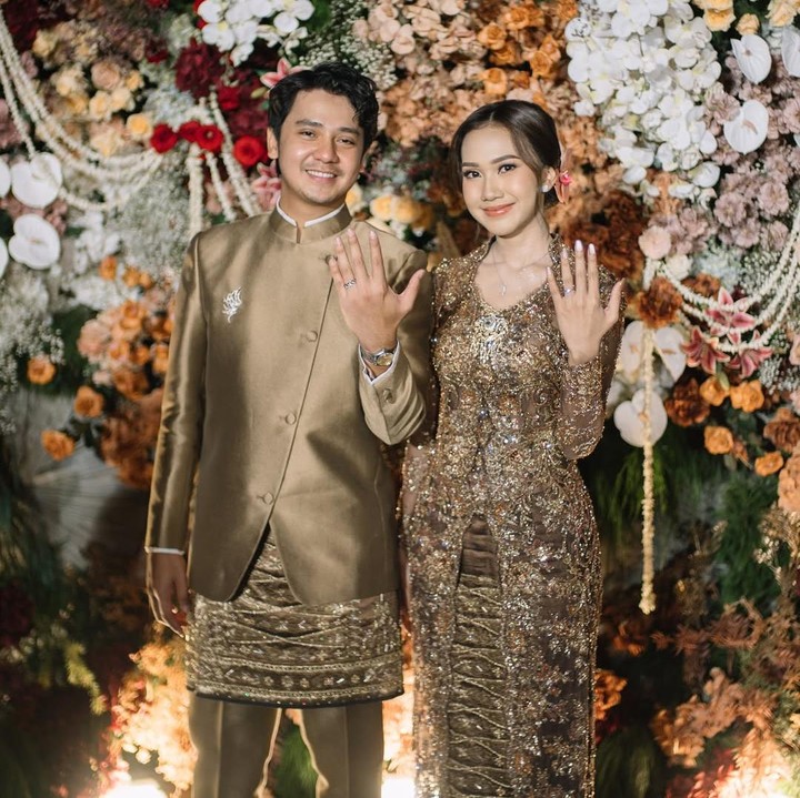 <p>Arbani secara khusus mengungkapkan rasa syukurnya karena acara lamaran tersebut berjalan dengan lancar. "Terlalu banyak yang bisa disyukuri dari hari ini. Dikelilingi orang-orang tersayang, diikat dalam satu niat baik. Lamaran kami," tulisnya. Arbani dan Raissa diketahui sudah menjalin hubungan asmara selama empat tahun. Meski sudah melewati tahap lamaran, baik Arbani dan Raissa masih merahasiakan hari bahagia mereka dari publik. (Foto: Instagram @arbaniyasiz)</p>