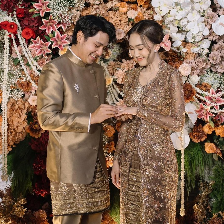 <p>Dalam acara ini, Arbani dan Raissa kompak mengenakan pakaian berwarna cokelat keemasan. Arbani terlihat tampan mengenakan beskap dengan kain batik modern. Sementara Raissa tampil cantik memakai kebaya penuh payet dan kain batik sebagai bawahan yang senada dengan desain kain kekasihnya. (Foto: Instagram @arbaniyasiz)</p>