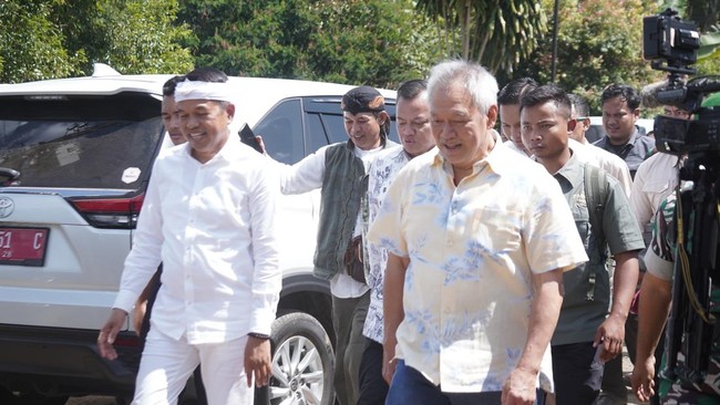 Gubernur Dedi Mulyadi adu cepat naik tangga bersama pendiri Artha Graha Peduli (AGP) Tomy Winata di Cianjur Selatan, Jawa Barat pada Senin (16/6).