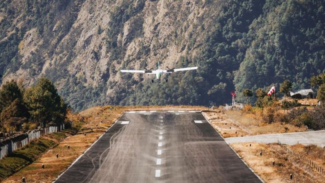 Terletak 2.900 meter di atas permukaan laut, Bandara Lukla jadi titik keberangkatan favorit para pendaki yang memulai perjalanan mereka menuju Gunung Everest.