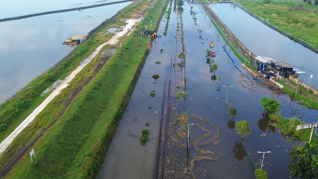 Banjir Kepung Sidoarjo, Jalan Raya Surabaya-Malang Lumpuh Sejak Senin Banjir merendam Kecamatan Porong, Sidoarjo, menyebabkan Jalan Raya Surabaya-Malang lumpuh total.