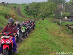 Banjir Lumpuhkan Jalan Porong Lama, Warga Lewat Tanggul Lumpur Lapindo