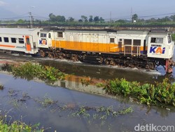Banjir Rendam Jalur KA di Porong Sidoarjo