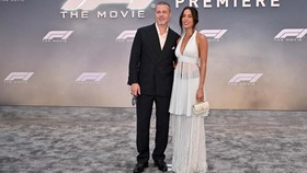 FOTO: Binar Bahagia Brad Pitt Gandeng Ines de Ramon di Premier Film F1