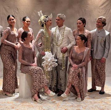 img-title Penampilan Bridesmaid dan Bestman di Pernikahan Alyssa Daguise dan Al Ghazali, Nuansa Tradisional Elegan