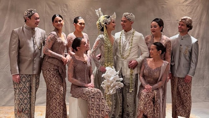 img-title Penampilan Bridesmaid dan Bestman di Pernikahan Alyssa Daguise dan Al Ghazali, Nuansa Tradisional Elegan
