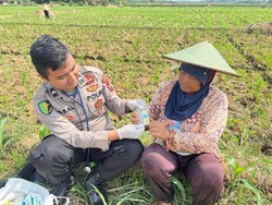 Kasih Bripda Iqbal di Tengah Ladang demi Sang Penjaga Ketahanan Pangan